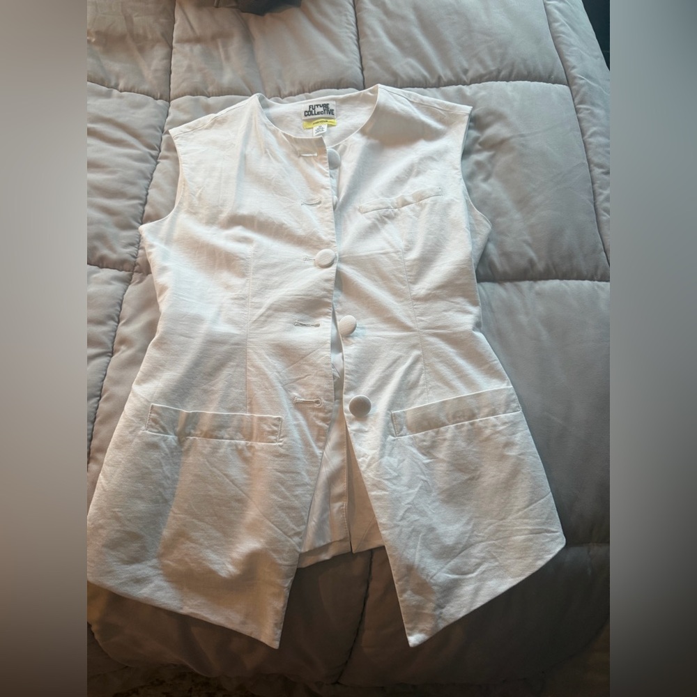 Future Collective White Sleeveless Button-Up Vest ~ Top size 00 EUC 🤍